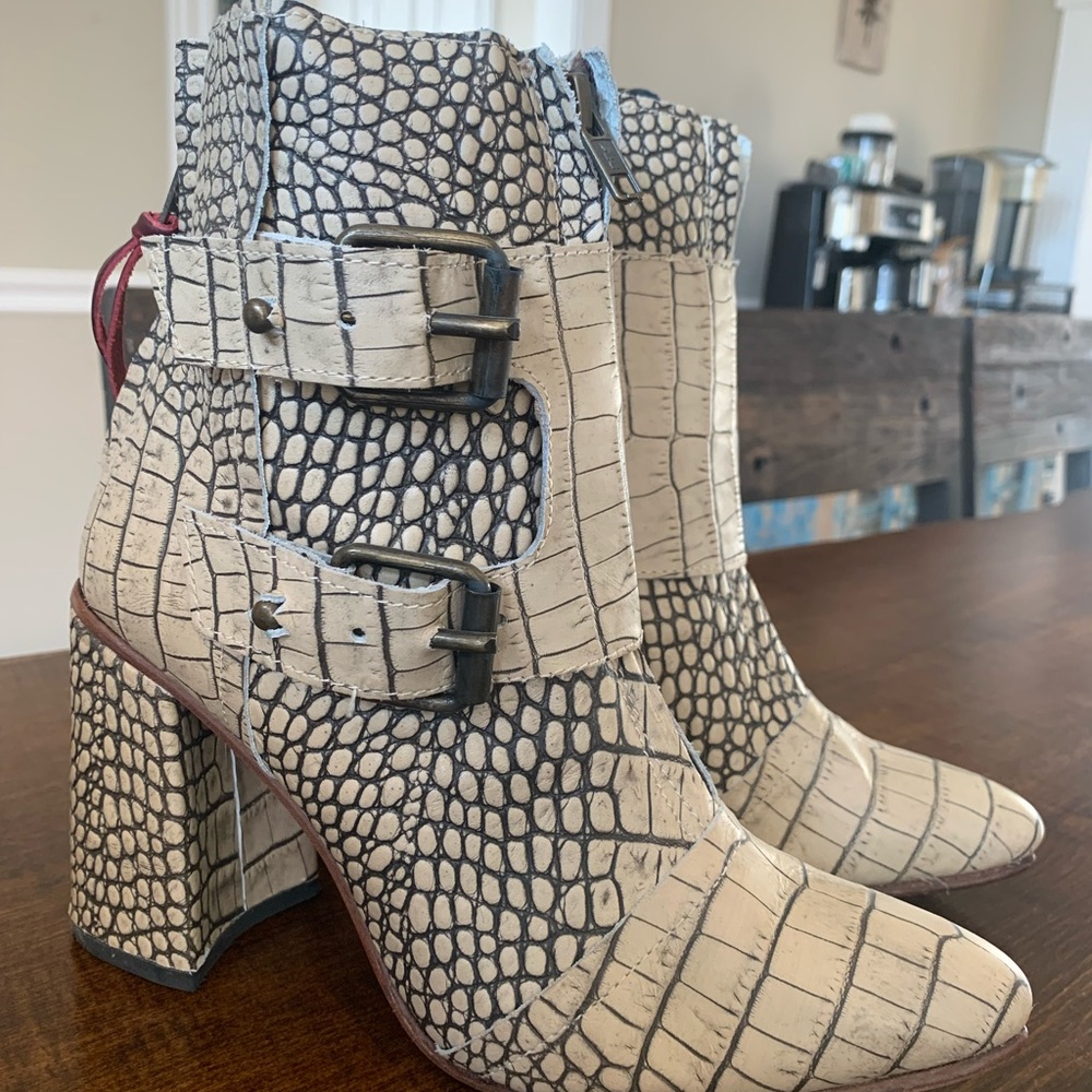 🦅 Freebird 🦅 Beige Croco Joey- NIB~ Size 8